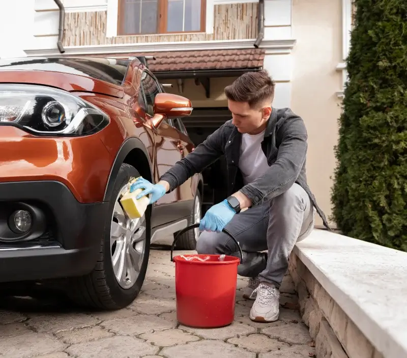 Lavage auto à domicile Auchy-les-Mines : professionnel intervenant sur un véhicule